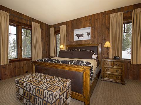 King bedroom with stylish coverings. 